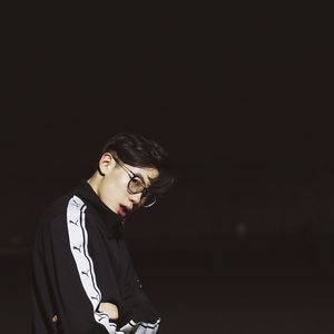 体育生爽擼又大又粗的雞巴自慰
