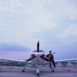 体育生爽擼又大又粗的雞巴自慰
